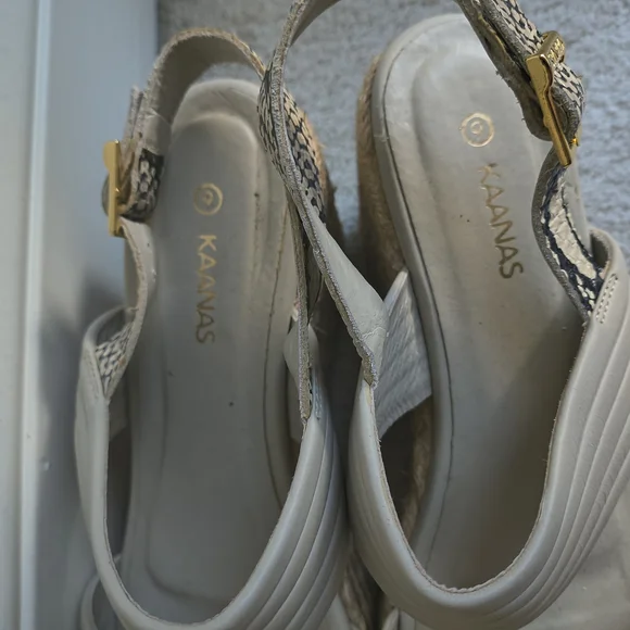 Kaanas Gray Platform Wedges with Gold Accent - Picture 4 of 6